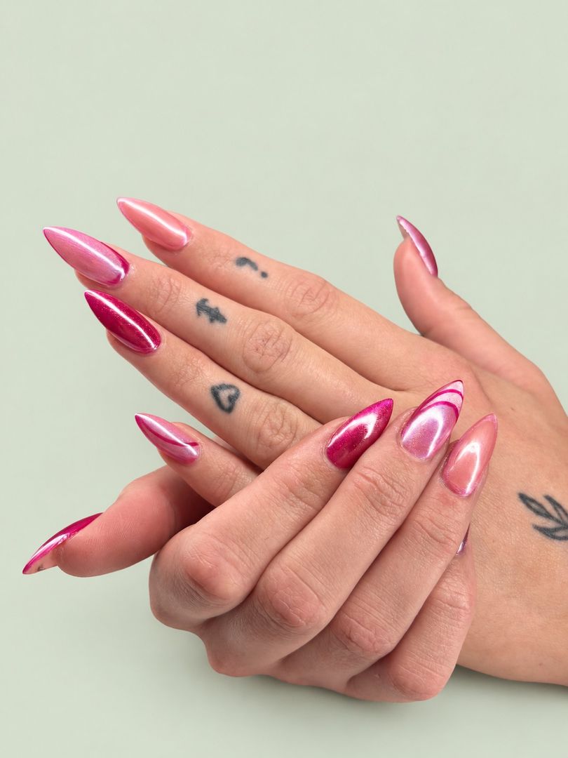 Rosa kromnegler med buede detaljer – Nailwitch på Bryne
